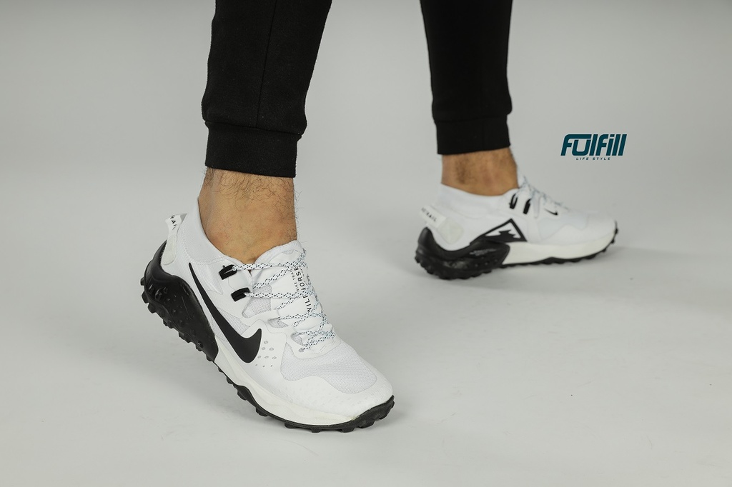 nike white runner